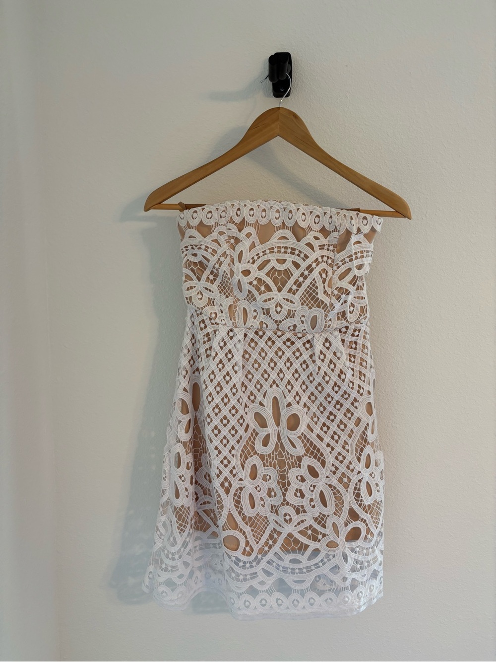 Francesca's Collections White Strapless Lace Mini Dress